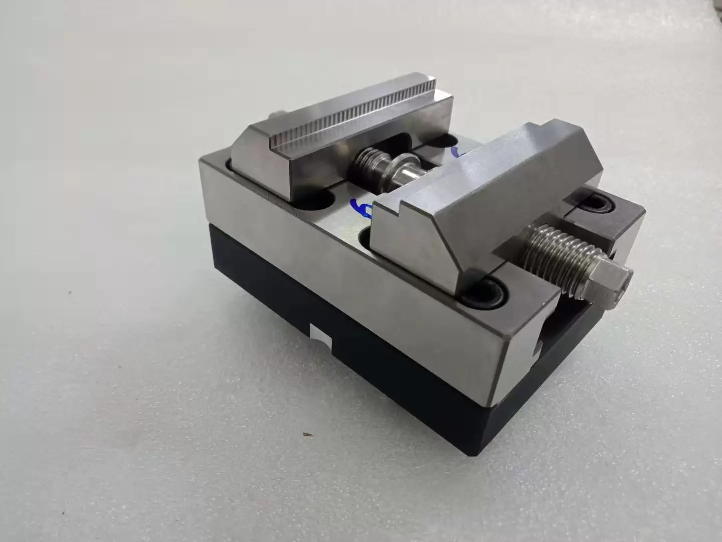 System 3R Compatible Self Centering Vice 4.725 Inch Maximum Size